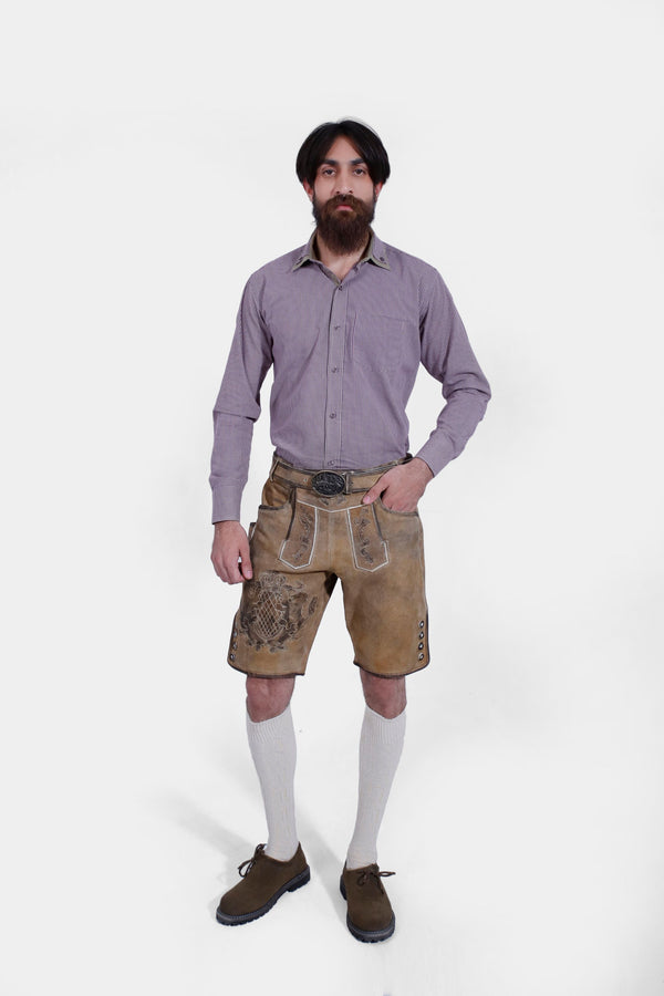 Full front view of man in Boris Becker Lederhosen, checkered shirt, and dark brown shoes.
lederhose herren bayern