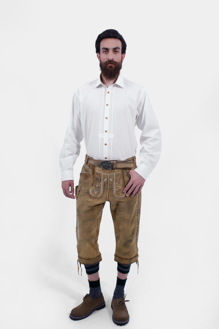  Full front view of a man wearing the Edinburgh Castle Bundhosen, paired with a white dress shirt, traditional socks and brown shoes. herren kniebundlederhose