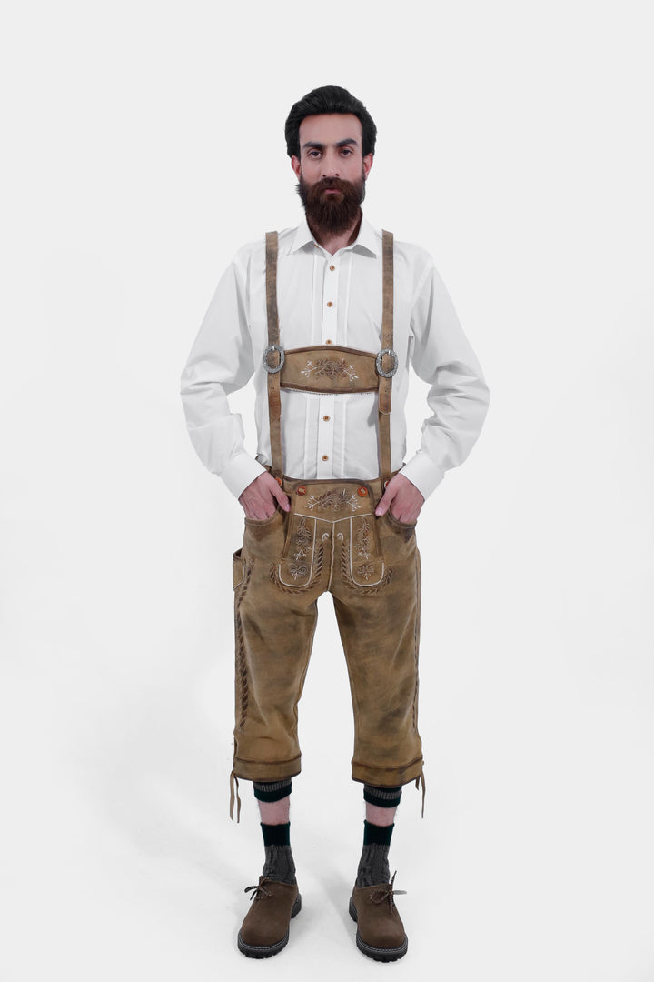  Front view of a man wearing the Edinburgh Castle Bundhosen with suspenders, paired with a white shirt, traditional socks and brown shoes.