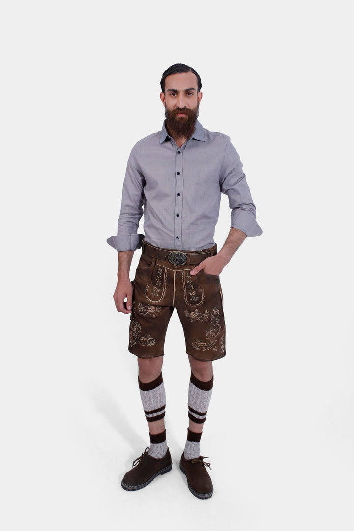 Full front view of a man wearing Ein Prosit Lederhosen, showcasing the detailed embroidery on the brown leather shorts and the traditional Bavarian style. Lederhose Aus Hirschleder, lederhose herren hirschleder