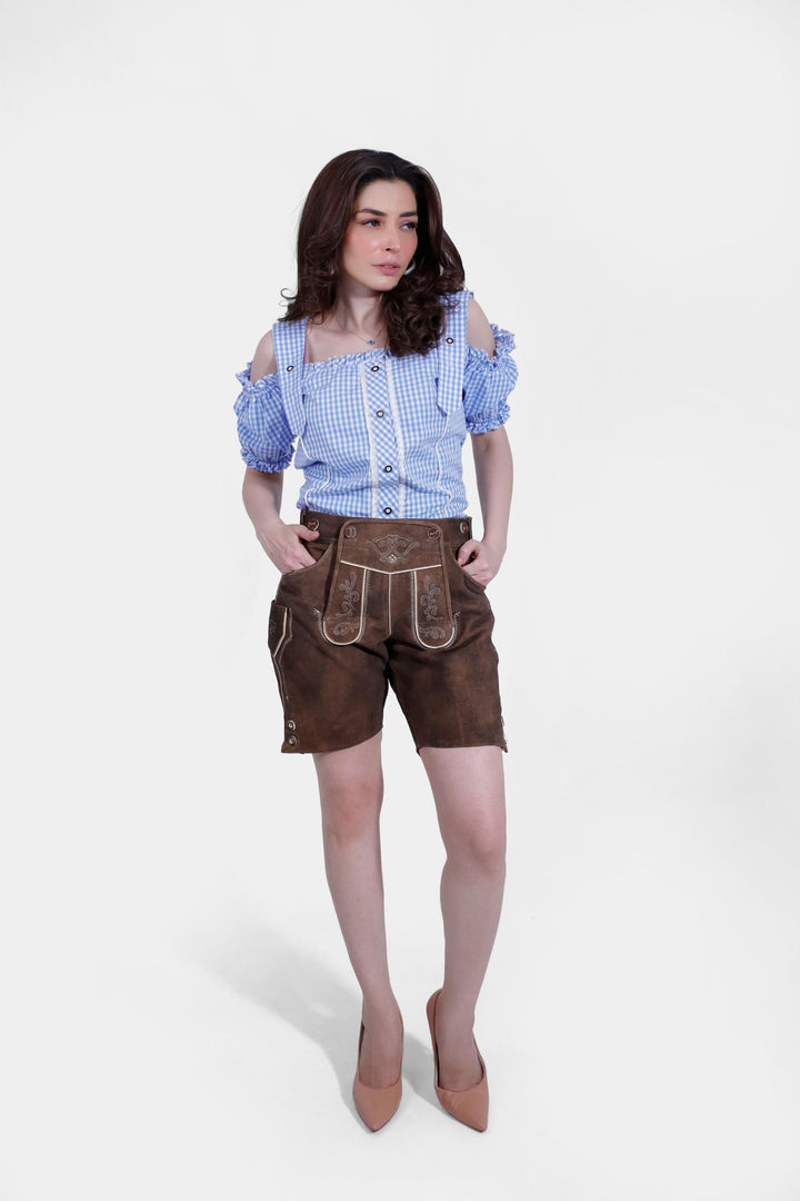 Full body shot of the woman in Elsa Lederhosen, emphasizing the complete outfit from head to toe.  braune lederhose, braune lederhose damen