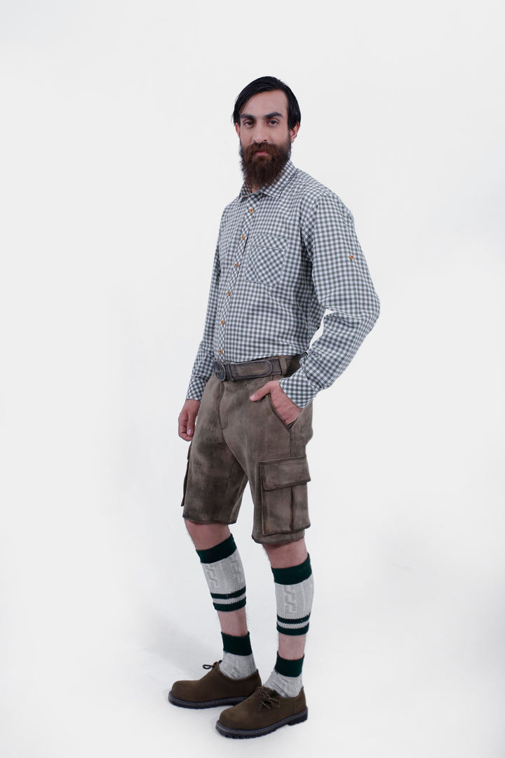 Three-quarter view of a man in Klimt Cargo Lederhosen, paired with knee-high socks and brown shoes, demonstrating traditional Bavarian fashion.