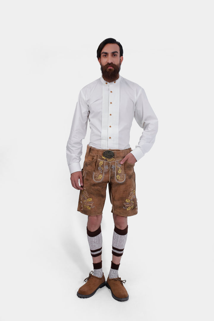 Full-body front view of the man wearing Leavenworth lederhosen, highlighting the detailed embroidery and traditional design of the outfit. lederhose oktoberfest herren, männer lederhose