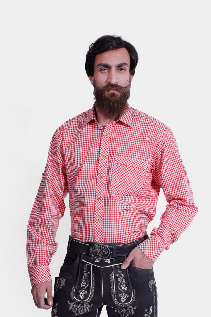 man wearing red checkered oktoberfest shirt. trachtenhemd rot​