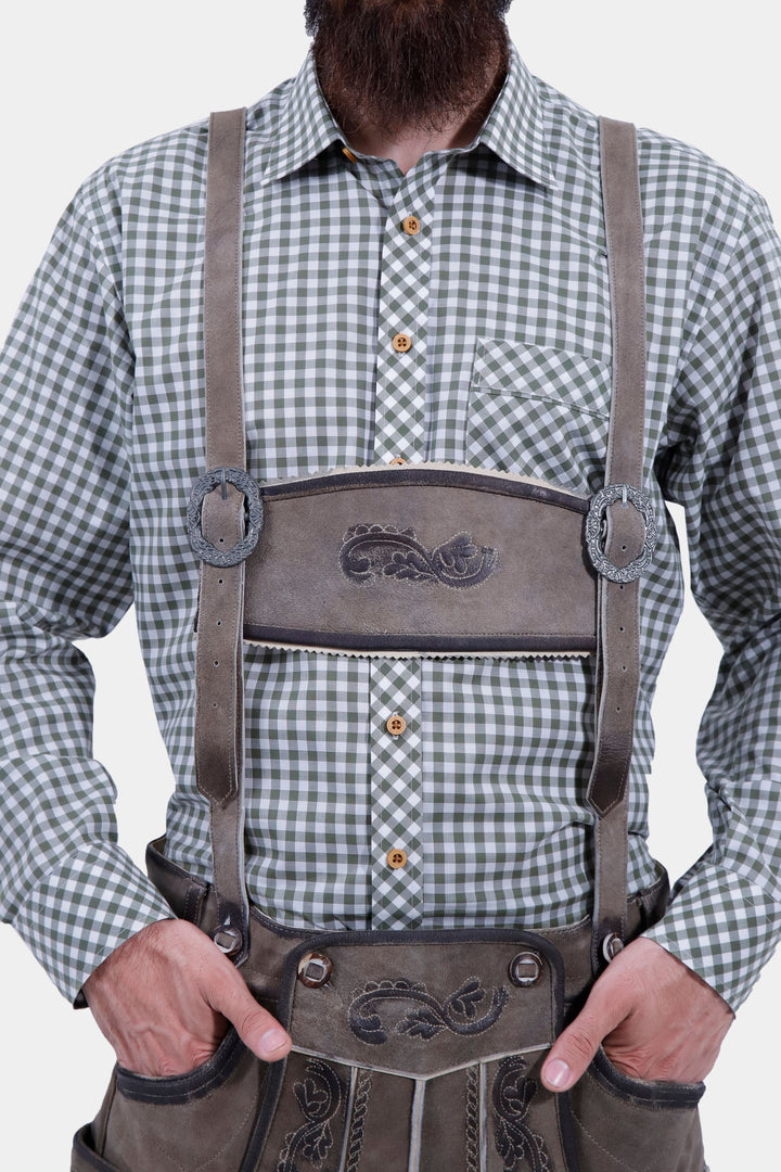 man wearing traditional bavrian lederhossen suspenders
hosenträger für männer​
trachten hosenträger herren​

